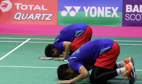 Pasangan ganda putra Indonesia, Mohammad Ahsan/Rian Agung Saputra sujud syukur di tengah lapangan usai mengalahkan pasangan Jepang, Takeshi Kamura/Keigo Sonoda dan lolos ke babak final Kejuaraan Dunia BWF 2017, Sabtu (26/8).