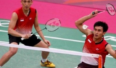 Pasangan ganda putra Indonesia, Muhammad Ahsan (kiri) dan Hendra Setiawan (kanan), melaju ke babak kedua Prancis Super Series 2012.