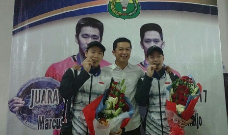 Pasangan ganda putra Indonesia yang menjuarai All England 2017, Kevin Sanjaya Sukamuljo/Marcus Fernaldi Gideon berfoto bersama Taufik Hidayat (tengah) di Bandara Soekarno-Hatta, Jakarta, Selasa (14/3).