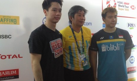 Ganda putra Marcus Fernaldi Gideon (kanan) dan Kevin Sanjaya Sukamuljo (kiri) bersama pelatih, Herry Iman Pierngadi.