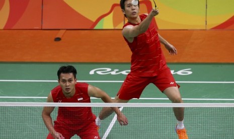 Pasangan ganda putra Muhammad Ahsan dan Hendra Setiawan saat bertanding melawan Cina, Sabtu (13/8).