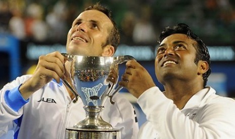 Pasangan ganda putra, Radek Stepanek (kiri) dan Leander Paes