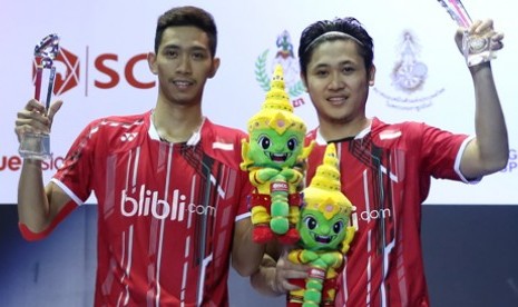 Pasangan ganda putra Wahyu Nayaka/Ade Yusuf menjuarai turnamen Thailand Open GPG 2015, Ahad (4/10)