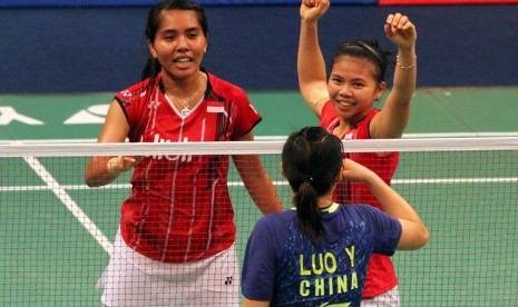 Pasangan ganda putri Greysia Polii/Nitya Krishinda Maheswari usai mengalahkan pasangan Cina, Luo Ying/Luo Yu di BCA Indonesia Open 2015