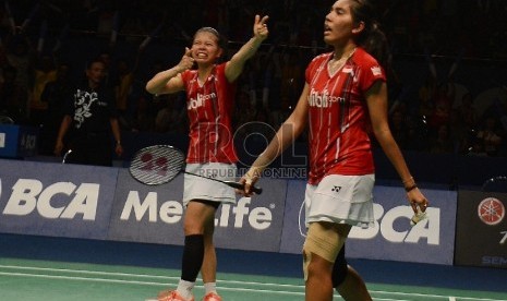 Pasangan ganda putri Indonesia, Greysia Polii dan Nitya Krishinda Maheswari meluapkan emosinya seusai menundukkan pasangan Cina, Yu Yang/Zhong Qianxin pada babak semifinal turnamen BCA Indonesia Open Superseries Premier 2015 di Jakarta, Sabtu (6/6).(Republ