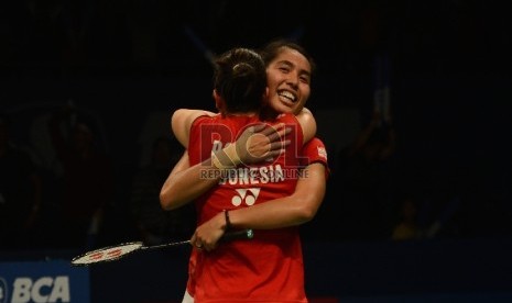 Pasangan ganda putri Indonesia Nitya Krishinda Maheswari (kanan) dan Greysia Polii (kedua kanan) saling berpelukan usai mengalahkan pasangan ganda putri Tiongkok Luo Ying dan Luo Yu dalam babak perempat final turnamen bulutangkis BCA Indonesia Open Superse