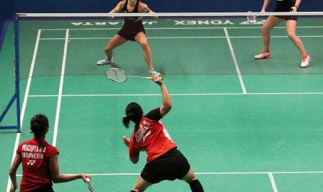 Pasangan ganda putri Indonesia, Tiara Rosalia/Rizky Amelia Pradpta saat melawan pasangan Belanda, Eefje Muskens/Selena Piek di babak perempat final BCA Indonesia Open Super Series Premier 2016, Jumat (3/6).