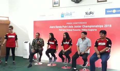 Pasangan ganda putri junior Ribka Sugiarto dan Febriana Dwipuji Kusuma, tengah menerima bonus dari Bakti Olahraga Djarum Foundation di Kediaman Bupati Karanganyar, Solo, Jawa Tengah, Sabtu (4/8).