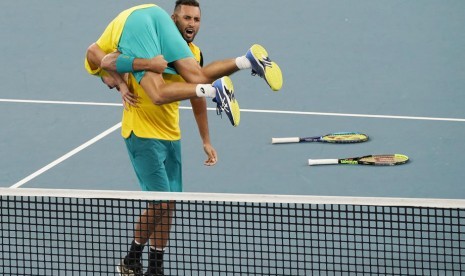 Pasangan ganda Tenis Australia, Alex de Minaur dan Nick Krygios membawa Australia lolos ke Semifinal ATP Cup 2020. Australia unggul 2-1 atas Britania Raya.