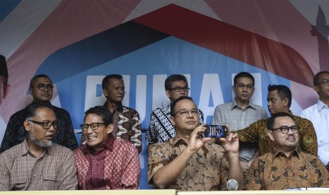 Pasangan Gubernur dan Wakil Gubernur DKI terpilih Anies Baswedan (kedua kanan)-Sandiaga Uno (kedua kiri) bersama Ketua Tim Sinkronisasi Sudirman Said (kanan) dan Ketua Tim Pakar Bambang Widjojanto (kiri) bersiap melakukan konferensi pers di Rumah Partisipasi, Jalan Borobudur, Jakarta, Senin (15/5)