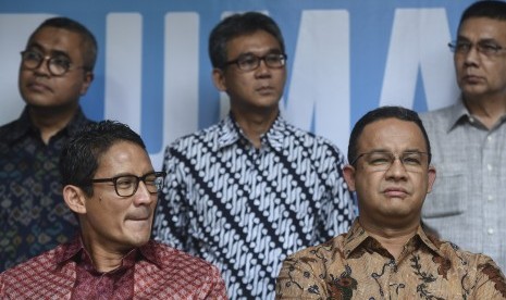 Pasangan Gubernur dan Wakil Gubernur DKI terpilih Anies Baswedan (kanan)-Sandiaga Uno (kiri) menggelar konferensi pers di Rumah Partisipasi, Jalan Borobudur, Jakarta, Senin (15/5). 