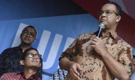 Anies Baswedan (kanan)-Sandiaga Uno (kiri) 