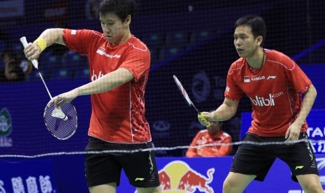 Pasangan Hendra Setiawan/Marcus Gideon Fernaldi yang diturunkan di partai keempat tim Thomas Indonesia melawan India, Rabu (18/5).