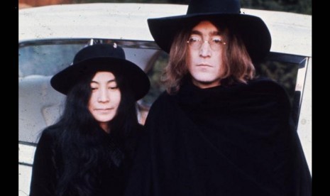 Pasangan hidupnya yang tak terpisahkan hingga akhir hayatnya, Yoko Ono, disebut-sebut sebagai sumber perpecahan The Beatles. Yoko adalah cinta terbesar Lennon.