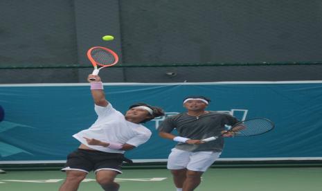 Pasangan Jawa Timur,David Agung Susanto/Christopher Rungkat dalam pertandingan babak Final Ganda Putra PON XX Papua 2021 di lapangan tenis Sian Soor Kantor Walikota Jayapura, Kamis (7/10).