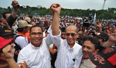 Pasangan kandidat cagub independen, Faisal Basri (2kanan) dan Biem Benjamin 