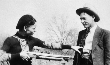 Pasangan kriminal Amerika di era 1930-an, Bonnie Parker dan Clyde Barrow.