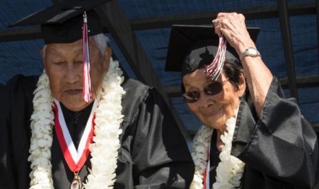 Pasangan lansia keturunan AS-Jepang George dan istrinya Miko Kaihara diwisuda SMP setelah tertunda sejak Perang Dunia II.