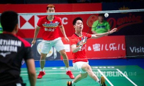 Pasangan Marcus Fernando Gideon dan Kevin Sanjaya Sukamuljo (kanan) pada laga  final Ganda Putra Denmark Open di Odense, Denmark, Ahad (20/10).