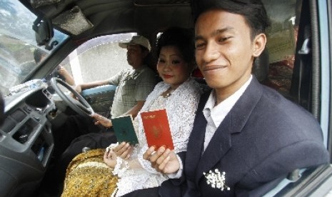   Pasangan Mardiansyah Ari (24th) dan Restianingsih (19th) melakukan akad nikah di Kantor Urusan Agama Kebon Jeruk, Jakarta Barat,