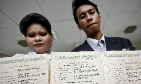  Pasangan Mardiansyah Ari (24th) dan Restianingsih (19th) melakukan akad nikah di Kantor Urusan Agama Kebon Jeruk, Jakarta Barat