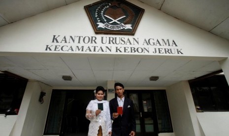 Pasangan menikah di Kantor Urusan Agama (KUA)