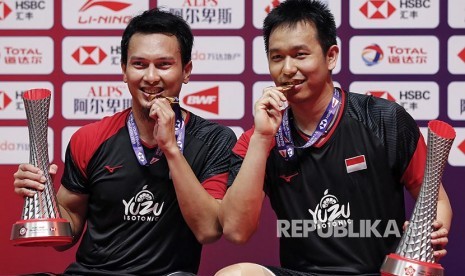 Pasangan pebulu tangkis Mohammad Ahsan (kiri) dan Hendra Setiawan meraih penghargaan Golden Award Siwo PWI Pusat sebagai atlet terbaik.