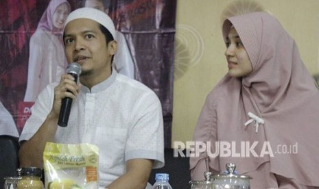 Pasangan muda Dimas Seto dan Dini Aminarti saat berbagi pengalaman tentang berhijrah di Masjid At-Taqwa Thamrin Residence, Jakarta, Ahad (8/4).