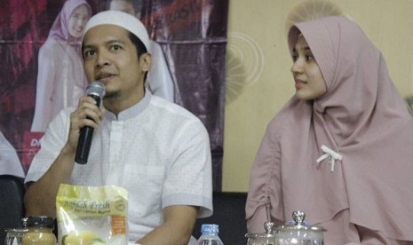 Pasangan muda Dimas Seto dan Dini Aminarti saat berbagi pengalaman tentang berhijrah di Masjid At-Taqwa Thamrin Residence, Jakarta, Ahad (8/4).