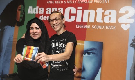  Pasangan musisi Melly Goeslaw dan Anto Hoed berpose bersama album baru soundtrack film Ada Apa Dengan Cinta 2 pada peluncuran album tersebut di Jakarta, Rabu (20/4). 