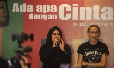  Pasangan musisi Melly Goeslaw dan Anto Hoed berpose bersama album baru soundtrack film Ada Apa Dengan Cinta 2 pada peluncuran album tersebut di Jakarta, Rabu (20/4). 