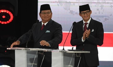 Pasangan nomor urut 02, Prabowo Subianto dan Sandiaga Uno, mengikuti debat kelima Pilpres 2019 di Hotel Sultan, Jakarta, Sabtu (13/4).