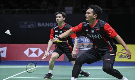 Pasangan pebulu tangkis ganda putra Indonesia Mohammad Ahsan (kanan) dan Kevin Sanjaya Sukamuljo (ilustrasi). Ahsan/Kevin menyumbang poin kedua untuk Indonesia pada semifinal Piala Thomas 2022 melawan Jepang.