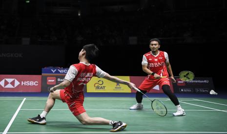 Pasangan pebulu tangkis ganda putra Indonesia Mohammad Ahsan (kanani) dan Kevin Sanjaya Sukamuljo (kiri) mengembalikan kok ke arah lawannya pasangan pebulu tangkis ganda putra India Satwiksairaj Rankireddy dan Chirag Shetty dalam pertandingan babak final Piala Thomas 2022 di Impact Arena, Bangkok, Thailand, Ahad (15/5/2022). Ahsan/Kevin kalah dari Rankireddy/Shetty dengan skor 21-18, 21-23 dan 19-21 sehingga Indonesia tertinggal sementara dari India 0-2.