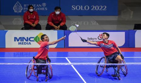 Pasangan pebulu tangkis Indonesia Supriadi (kanan) dan Agung Widodo (kiri) berusaha mengembalikan kok ke arah pasangan Malaysia Muhammad Ikhwan Bin Ramli dan Noor Azwan Bin Noorlan pada final ganda putra WH1-WH2 ASEAN Para Games 2022 di Edutorium UMS, Solo, Jawa Tengah, Jumat (5/8/2022). Indonesia kalah atas Malaysia dengan skor 21-19, 10-21 dan 21-18. 