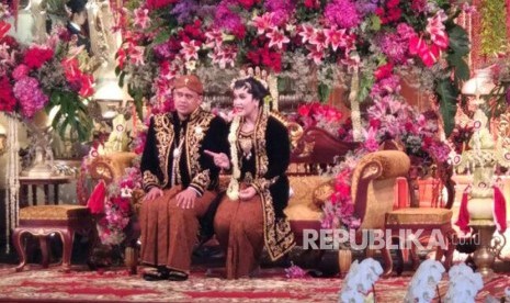 Pasangan pengantin baru, Kahiyang Ayu dan Bobby Nasution, menyalami tamu undangan yang hadir dalam sesi resepsi siang, Rabu (8/11). 