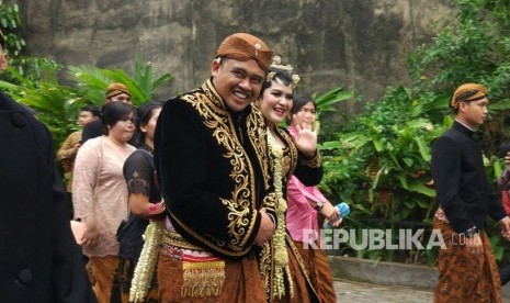 Pasangan pengantin baru, Kahiyang Ayu dan Bobby Nasution, menyapa tamu undangan yang hadir dalam sesi resepsi siang di Graha Saba, Solo, Rabu (8/11). 