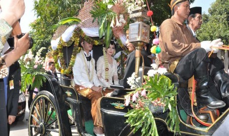 Pasangan pengantin, Gibran- Selvi meninggalkan lokasi resepsi menuju kediaman Presiden RI, Joko Widodo, Kamis (11/6).