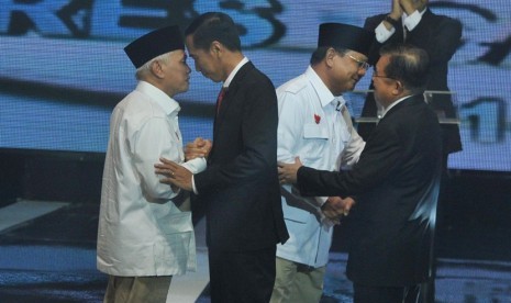 Pasangan Peserta Pemilu Presiden 2014 Prabowo Subianto-Hatta Rajasa dan Joko Widodo-Jusuf Kalla saling menyapa sebelum Debat Capres-Cawapres di Jakarta, Senin (9/6). Debat pertama tersebut mengambil tema Pembangunan Demokrasi, Pemerintahan Yang Bersih dan 