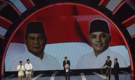 Pasangan Peserta Pemilu Presiden 2014 Prabowo Subianto-Hatta Rajasa dan Joko Widodo-Jusuf Kalla menyampaikan visi dan misinya saat Debat Capres-Cawapres di Jakarta, Senin (9/6).