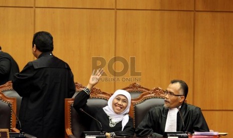 Pasangan peserta Pilkada Jawa Timur Khofifah Indar Parawansa (tengah) didampingi kuasa hukumnya mengikuti sidang perdana gugatan pilkada di Gedung MK, Jakarta, Selasa (24/9).  (Republika/Adhi Wicaksono)