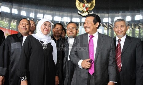 Pasangan peserta Pilkada Jawa Timur Khofifah Indar Parawansa (tengah) bersama kuasa hukumnya saat mengikuti sidang perdana gugatan pilkada di Gedung MK, Jakarta, Selasa (24/9).  (Republika/Adhi Wicaksono)