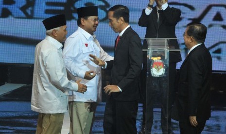  Pasangan Peserta Pilpres 2014, Prabowo Subianto-Hatta Rajasa dan Joko Widodo-Jusuf Kalla saling menyapa sebelum Debat Capres-Cawapres di Jakarta, Senin (9/6).  (Republika/Edwin Dwi Putranto)