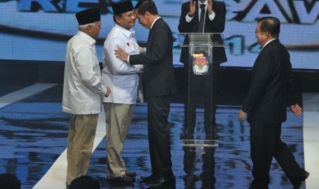  Pasangan Peserta Pilpres 2014, Prabowo Subianto-Hatta Rajasa dan Joko Widodo-Jusuf Kalla saling menyapa sebelum Debat Capres-Cawapres di Jakarta, Senin (9/6).  (Republika/Edwin Dwi Putranto)