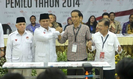  Pasangan Prabowo Subianto-Hatta Rajasa (kiri) dan  pasangan Joko Widodo-Jusuf Kalla (kanan) usai pengundian nomor urut Pilpres 2014 di Gedung KPU, Jakarta, Ahad (1/6). (Republika/Agung Supriyanto)