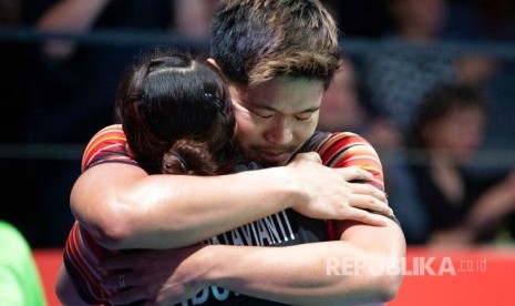 Pasangan Praveen Jordan dan Melati Daeva Oktavianti setelah memenangkan laga  final Ganda Campuran Denmark Open di Odense, Denmark, Ahad (20/10).