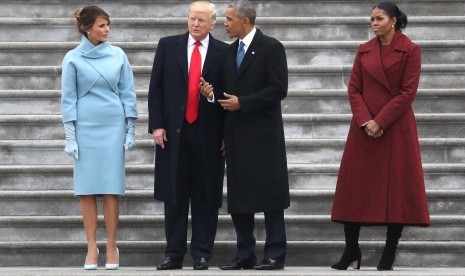 Pasangan Presiden Amerika, Melania dan Donald Trump (kiri) serta Barack dan Michelle Obama.