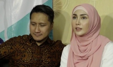 Pasangan figur publik Arie Untung dan Fenita Arie 