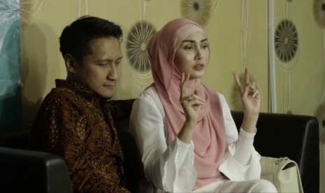 Pasangan publik figur Arie Untung dan Fenita Arie