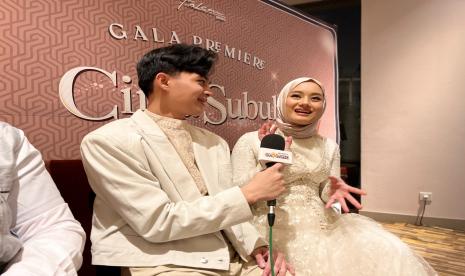 Pasangan publik figur Dinda Hauw dan Rey Mbayang dalam acara gala premier Cinta Subuh di Epicentrum XXI, Jakarta Selatan, Sabtu (14/5/2022). Baru melahirkan dan pindah rumah, Dinda merasa kewalahan untuk mempersiapkan perayaan Idul Fitri sendiri. Ia merasa beruntung keluarga besar membantunya untuk menyiapkan sarimbit untuk baju lebaran. 